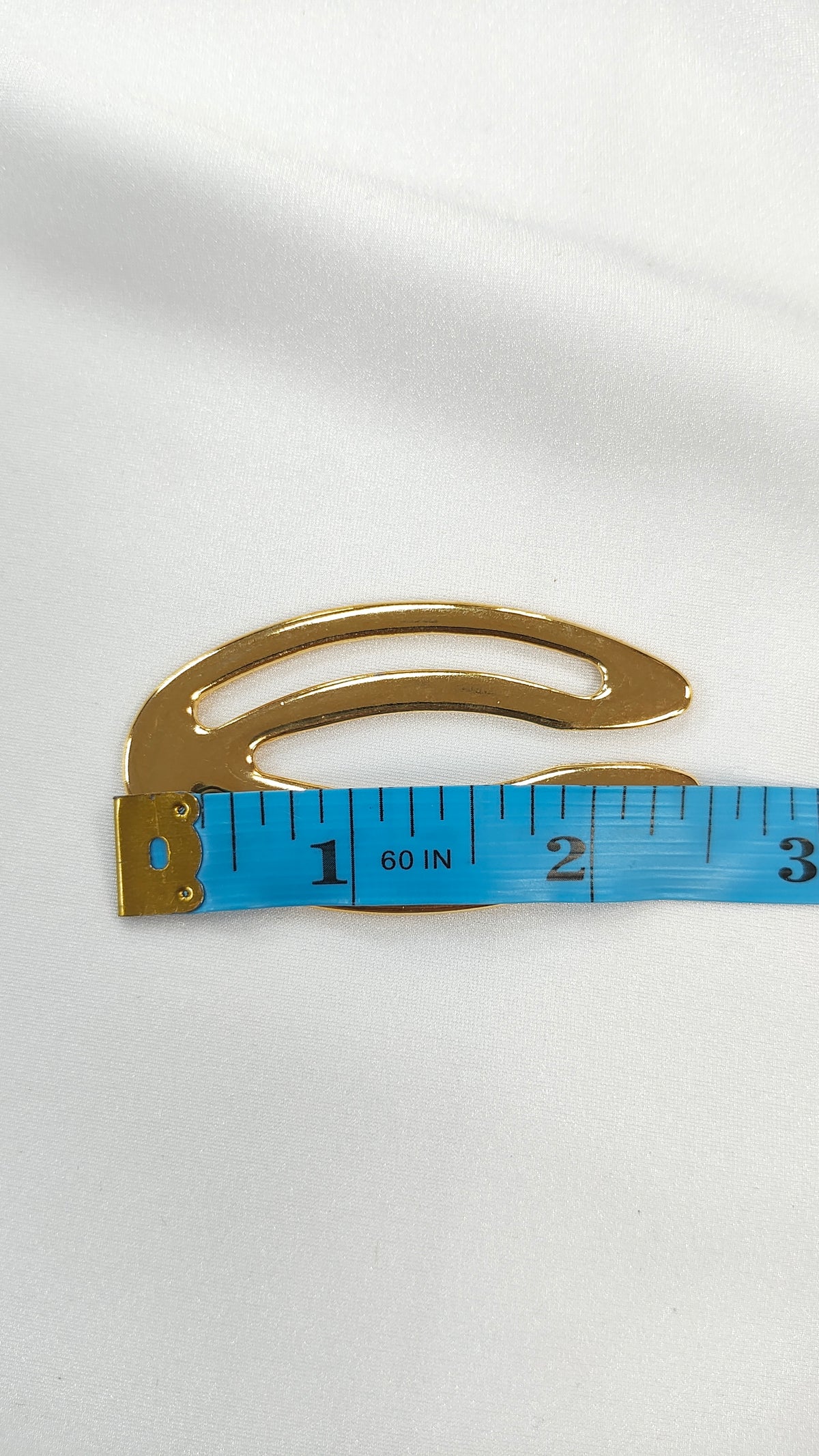 Adorno metalico ovalo dorado