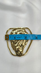 Adorno metalico de relieve dorado