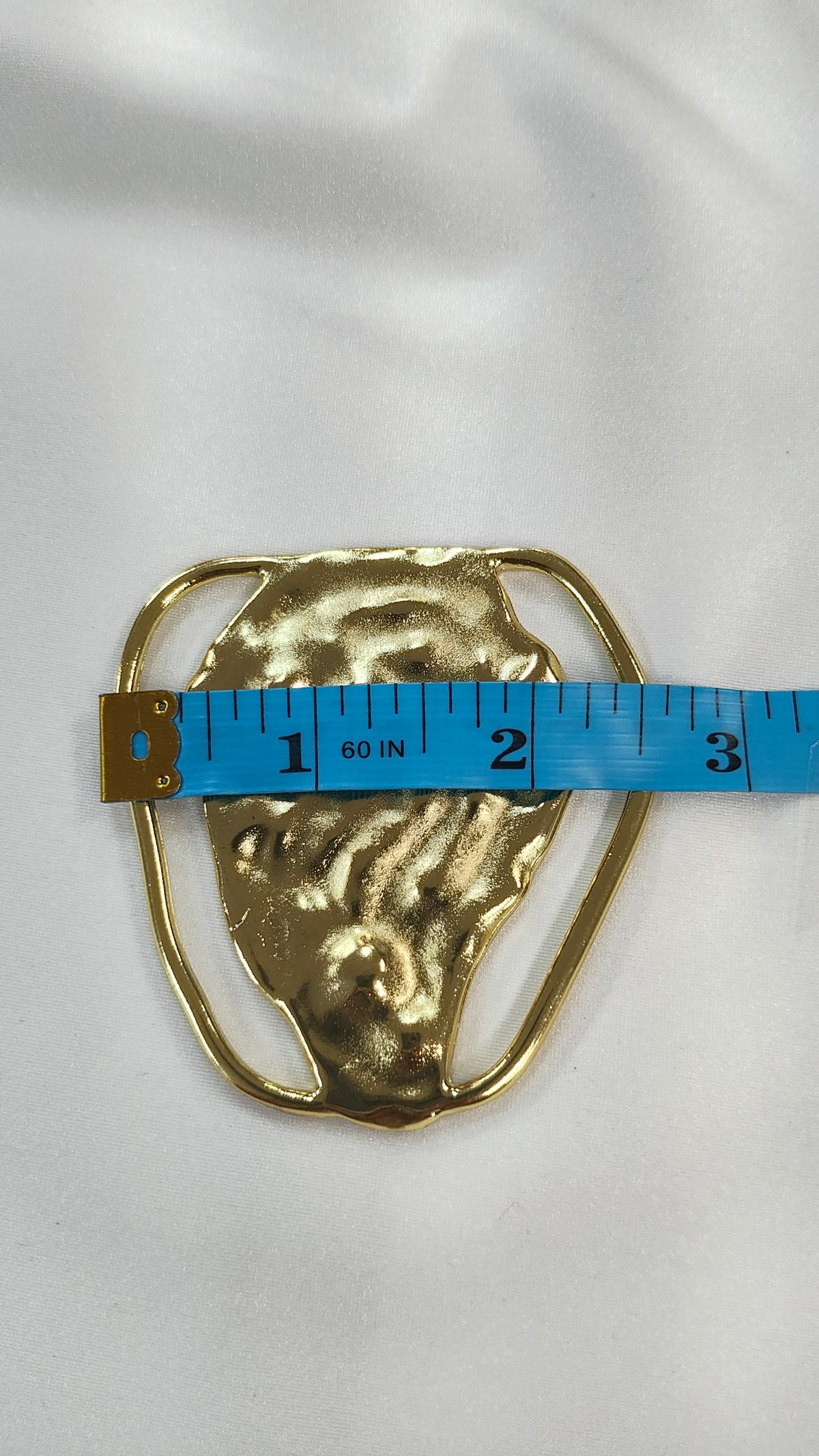 Adorno metalico de relieve dorado