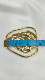 Adorno metalico de relieve dorado