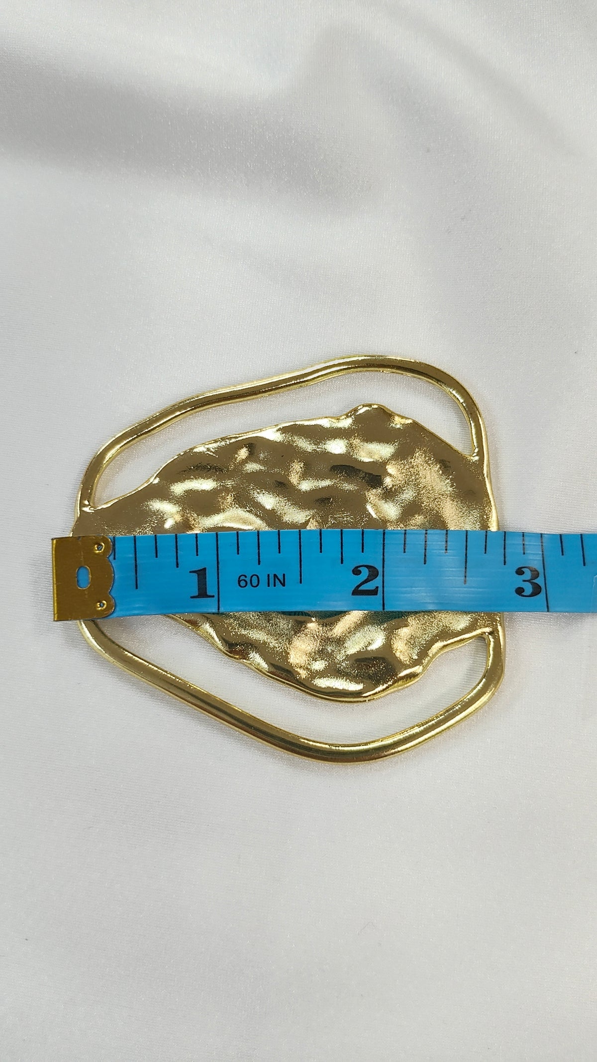 Adorno metalico de relieve dorado