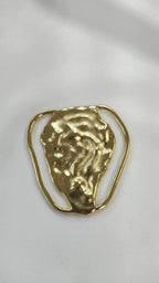 Adorno metalico de relieve dorado