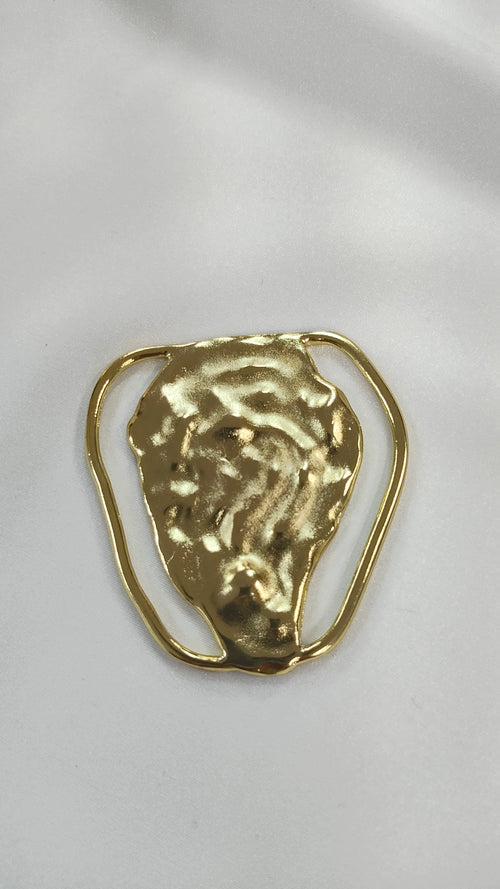 Adorno metalico de relieve dorado