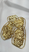 Adorno metalico de relieve dorado