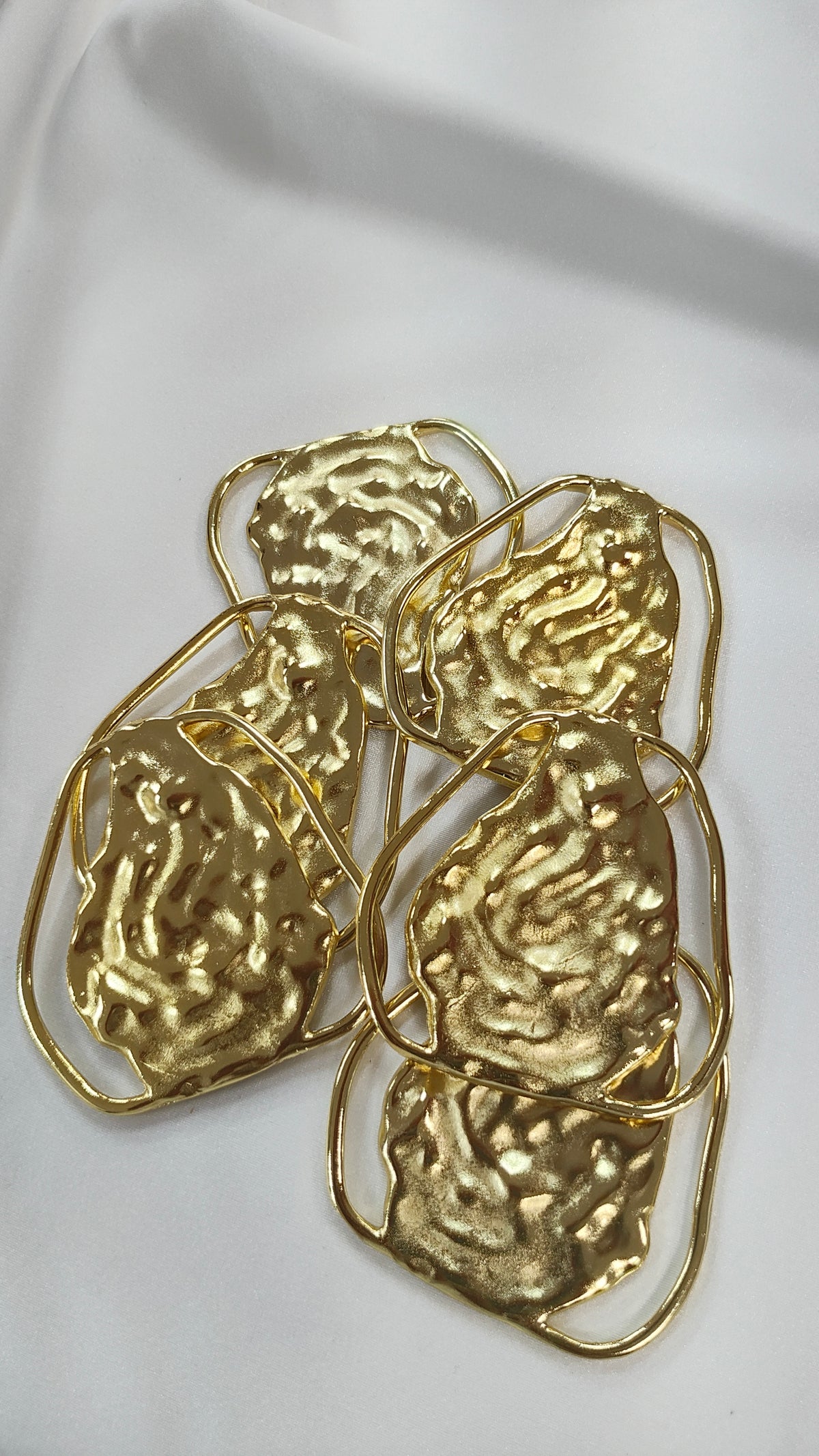 Adorno metalico de relieve dorado