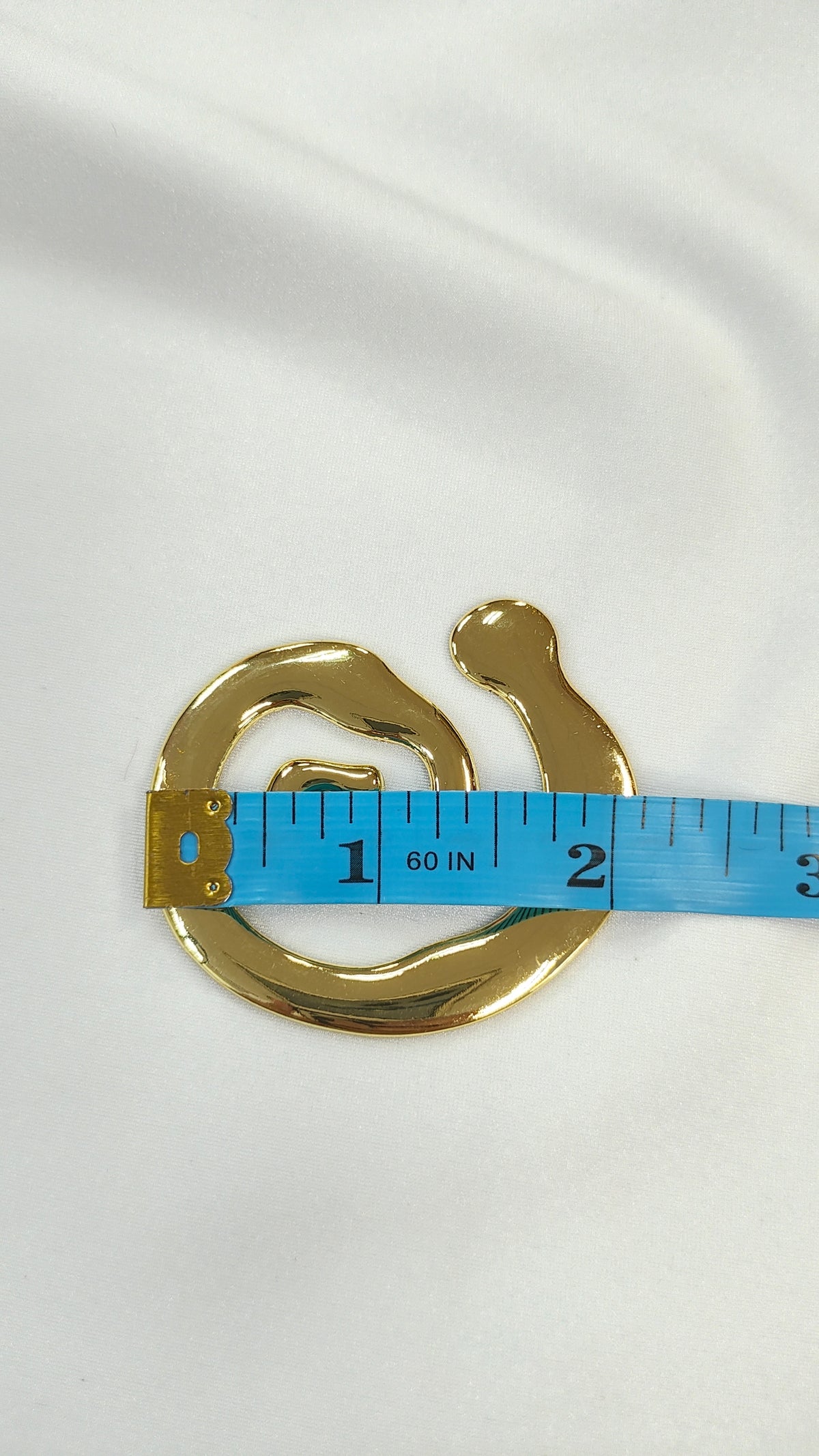 Adorno metalico en espiral dorado