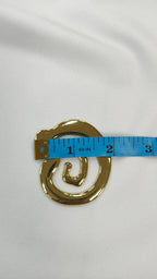 Adorno metalico en espiral dorado