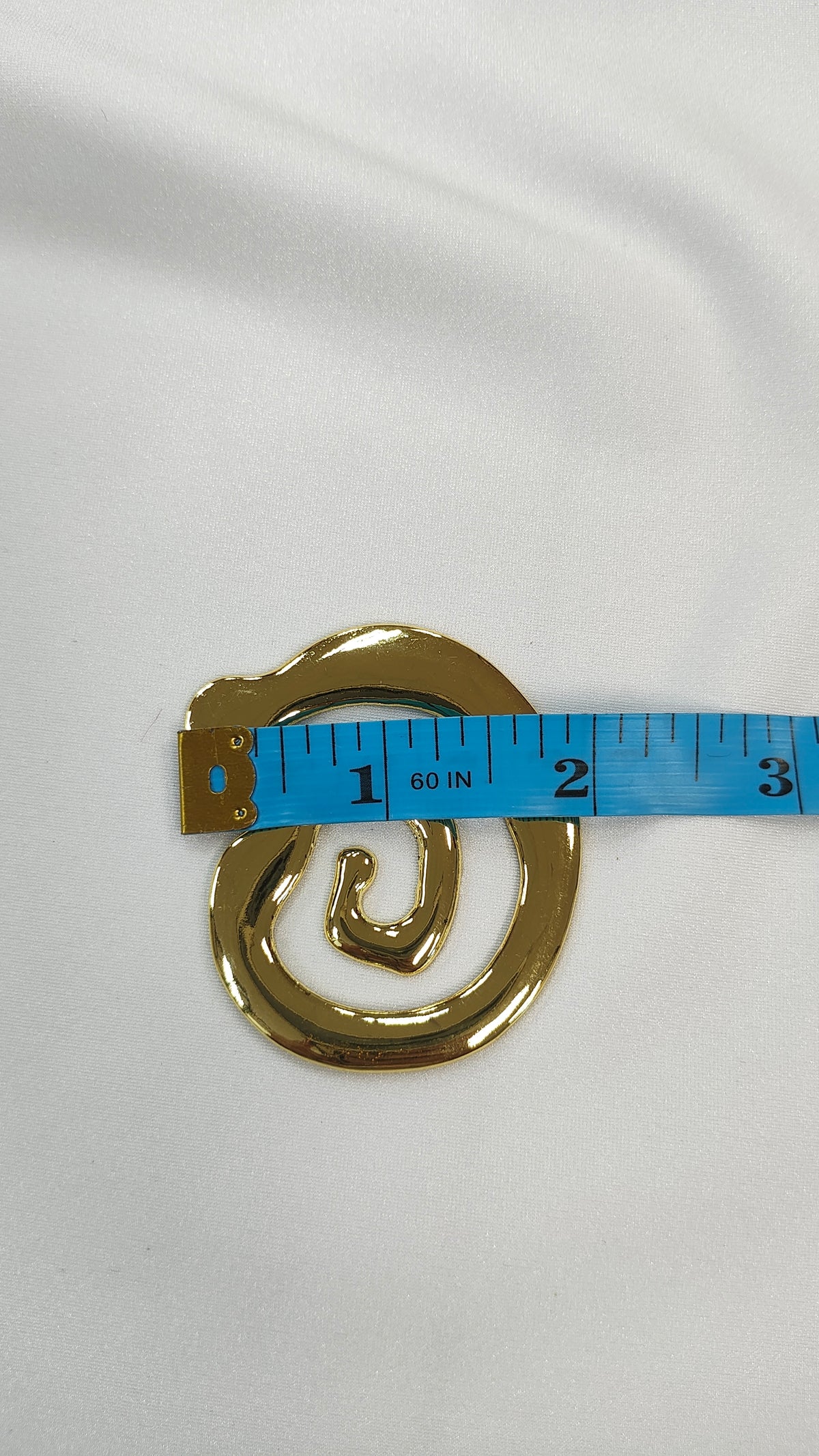 Adorno metalico en espiral dorado