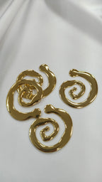 Adorno metalico en espiral dorado