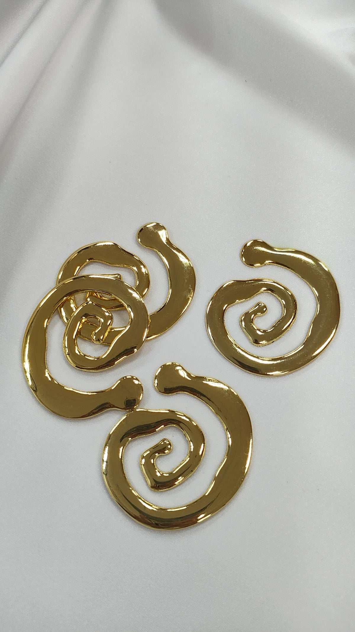 Adorno metalico en espiral dorado
