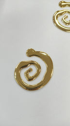 Adorno metalico en espiral dorado