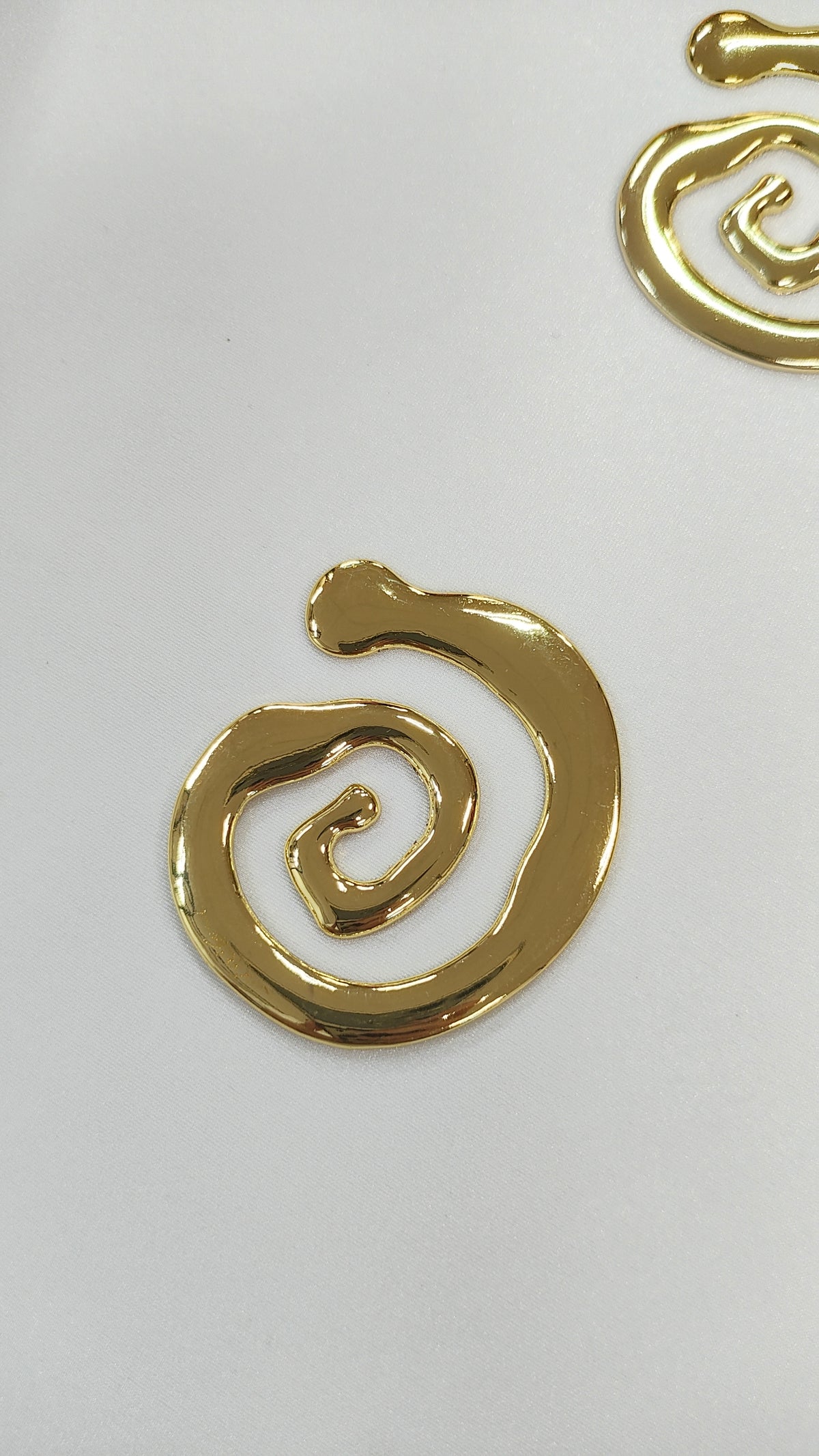 Adorno metalico en espiral dorado