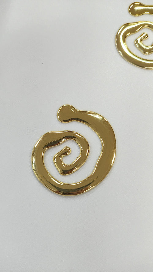 Adorno metalico en espiral dorado