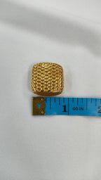 Adorno metalico cuadrado con textura