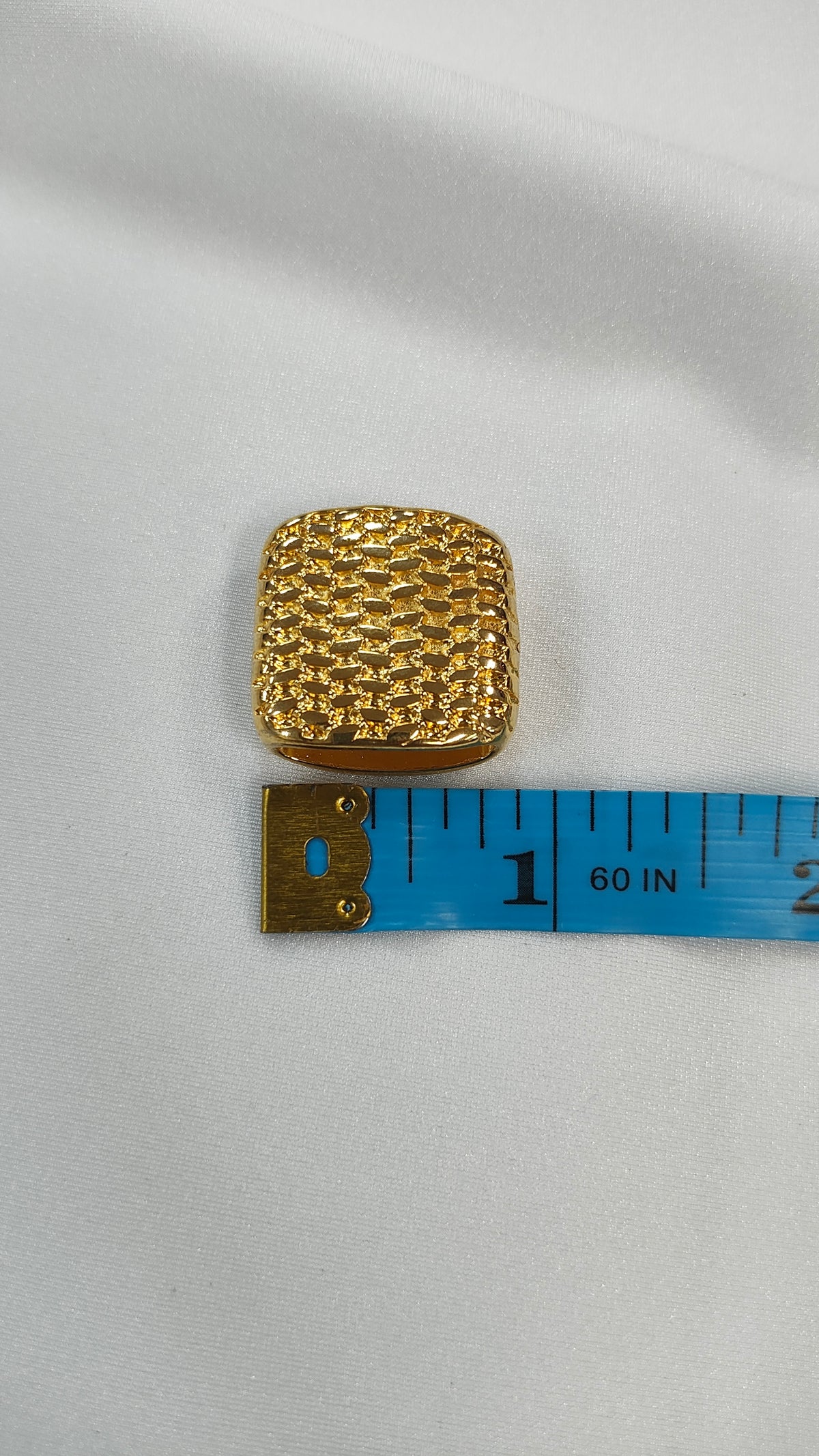 Adorno metalico cuadrado con textura