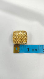 Adorno metalico cuadrado con textura