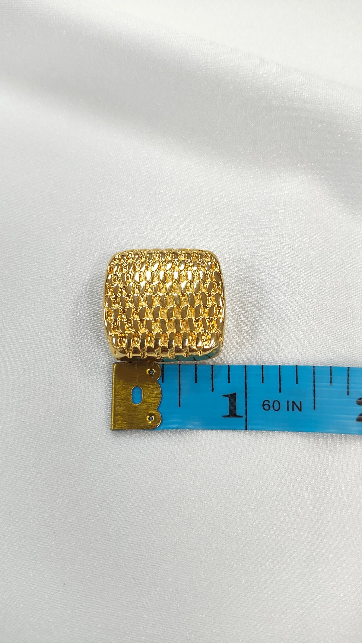 Adorno metalico cuadrado con textura