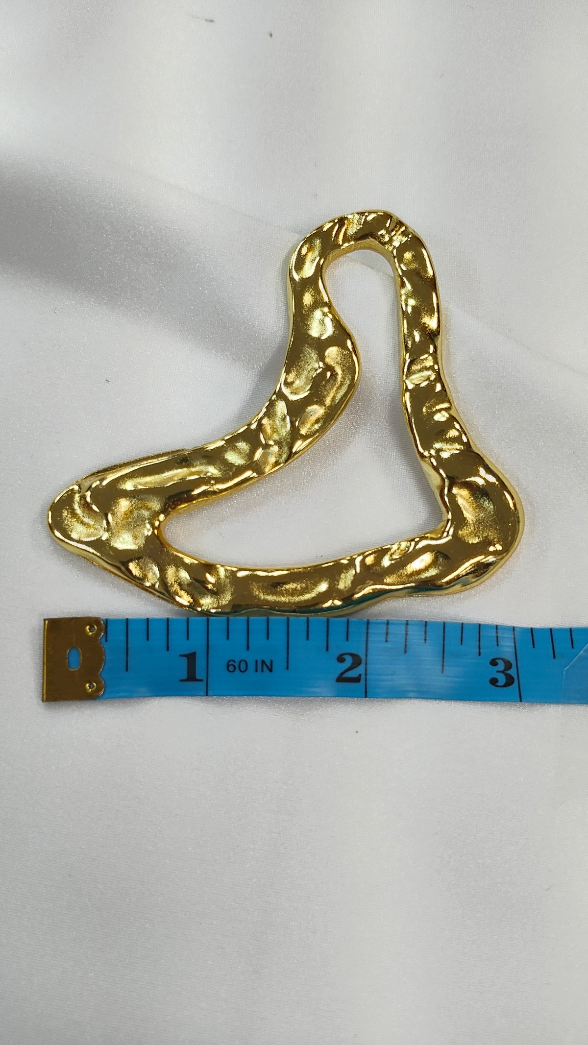 Adorno metalico asimetrico dorado