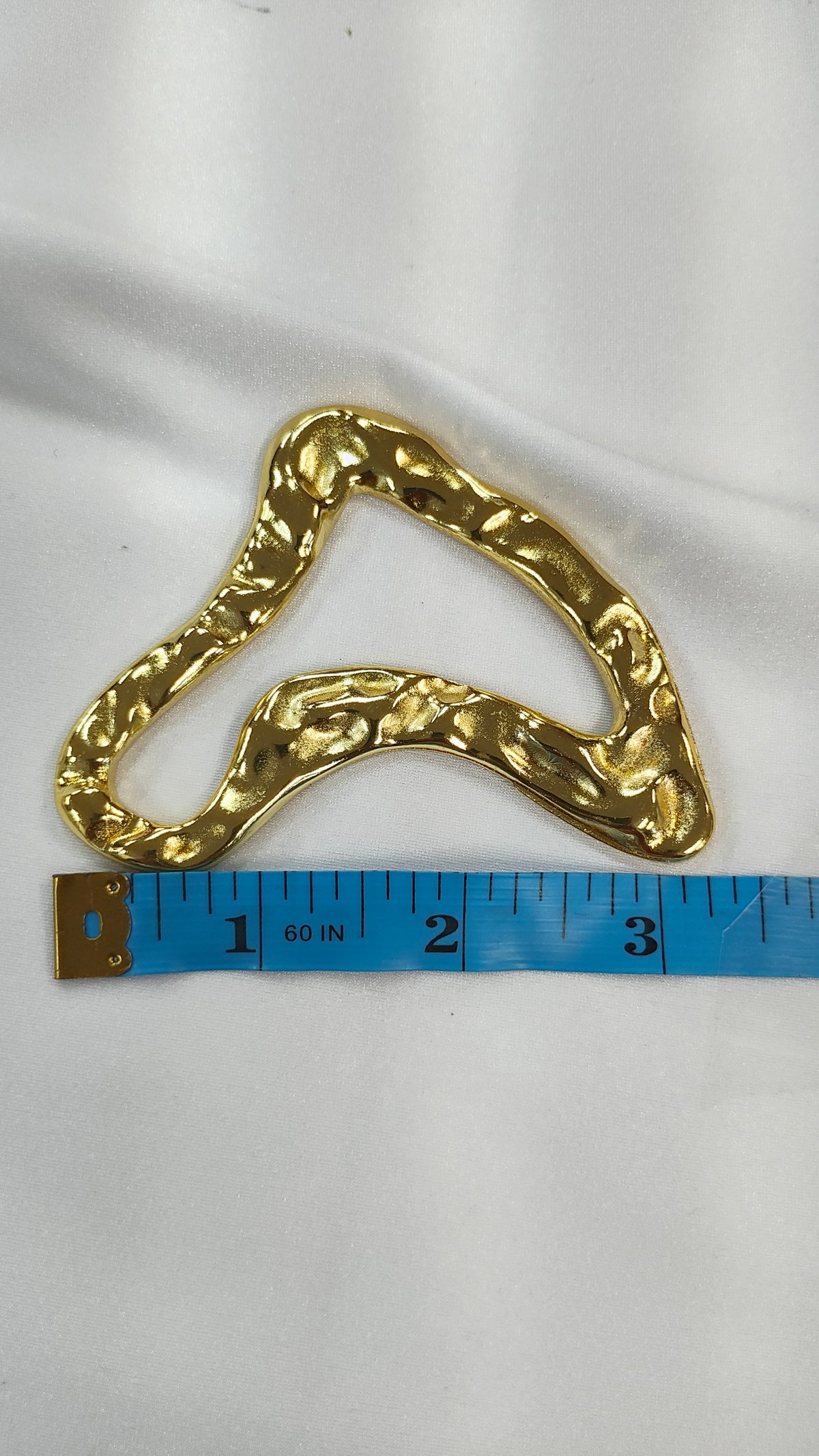 Adorno metalico asimetrico dorado