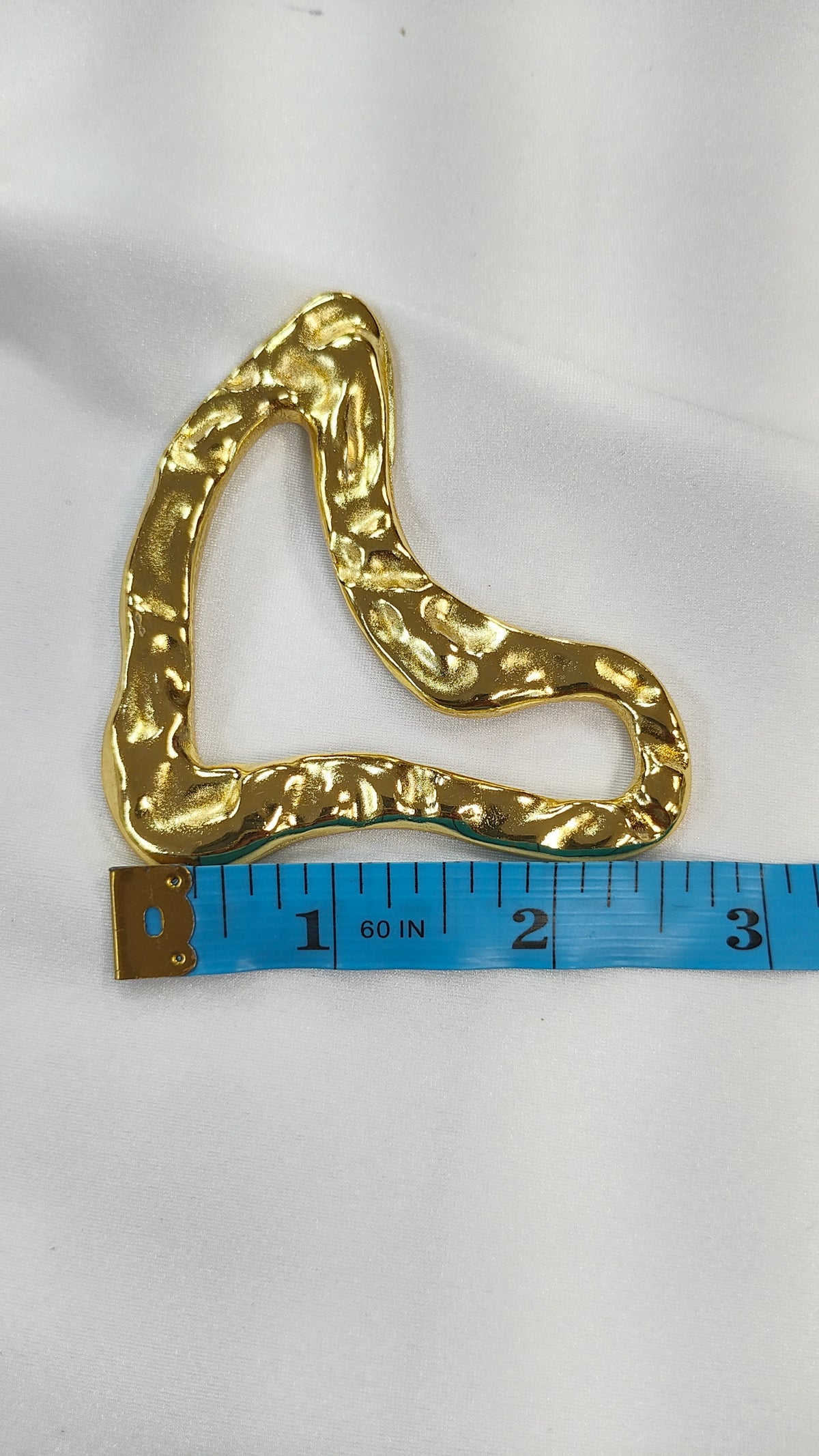 Adorno metalico asimetrico dorado