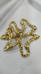 Adorno metalico asimetrico dorado