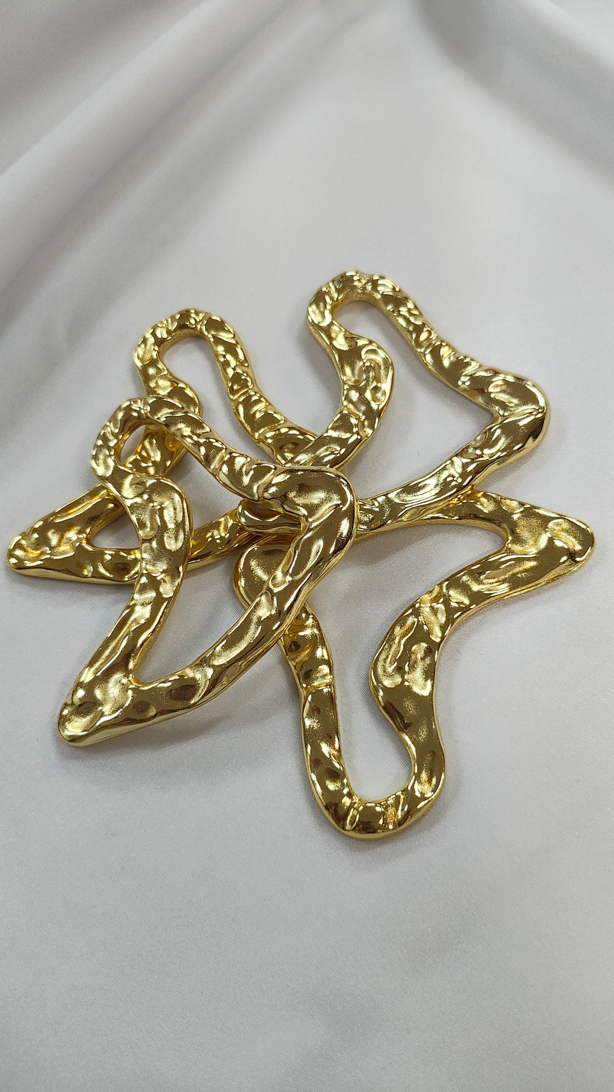 Adorno metalico asimetrico dorado