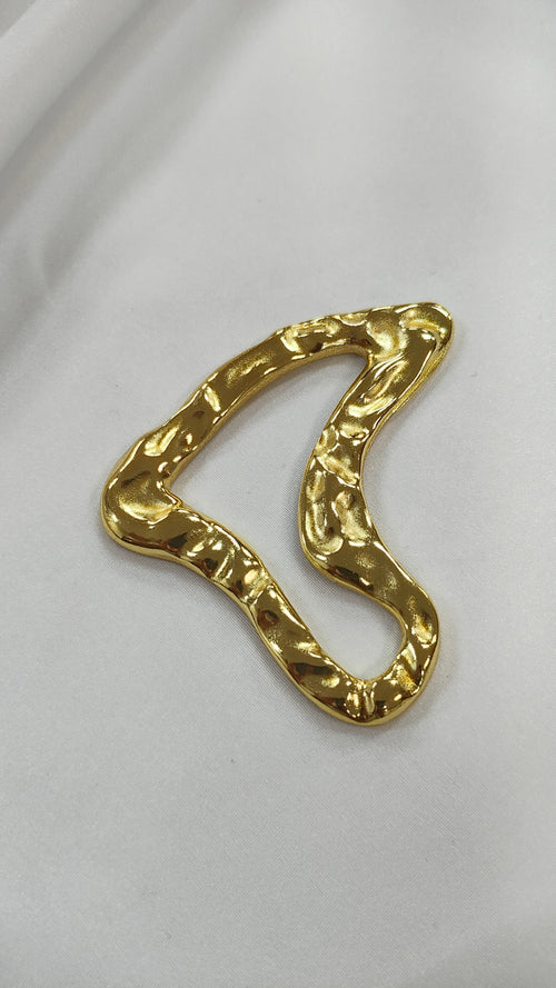 Adorno metalico asimetrico dorado