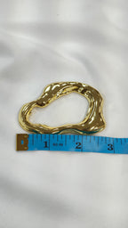Adorno metalico ondulado dorado