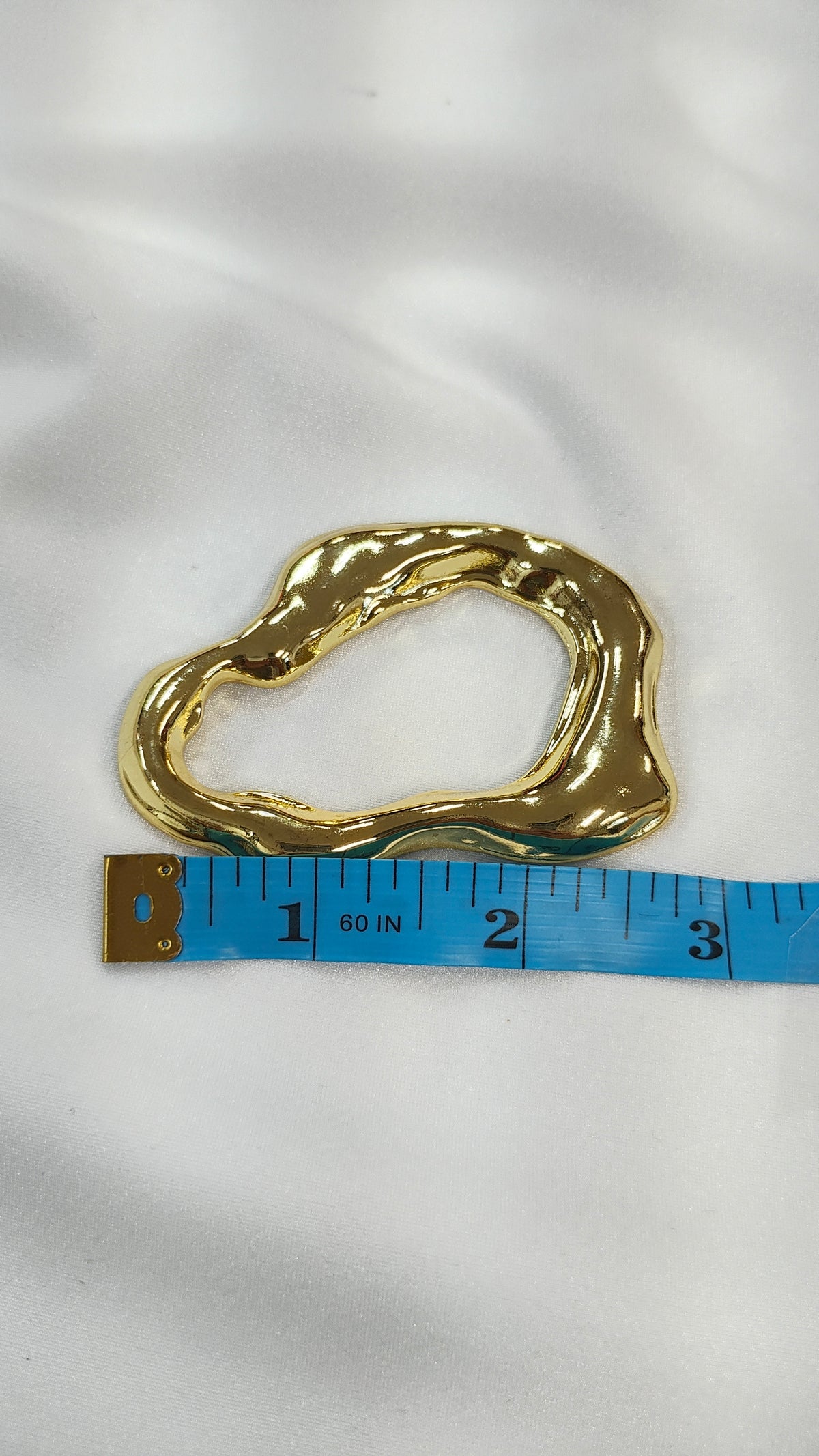 Adorno metalico ondulado dorado