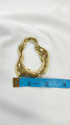 Adorno metalico ondulado dorado