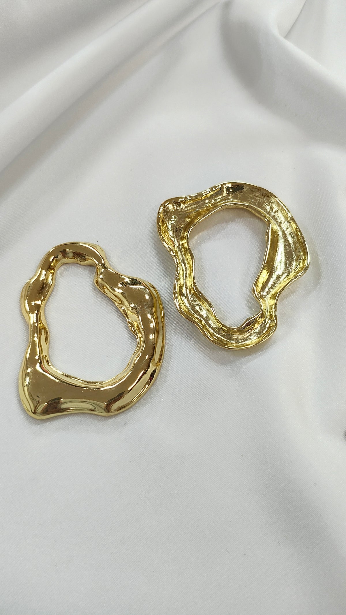 Adorno metalico ondulado dorado