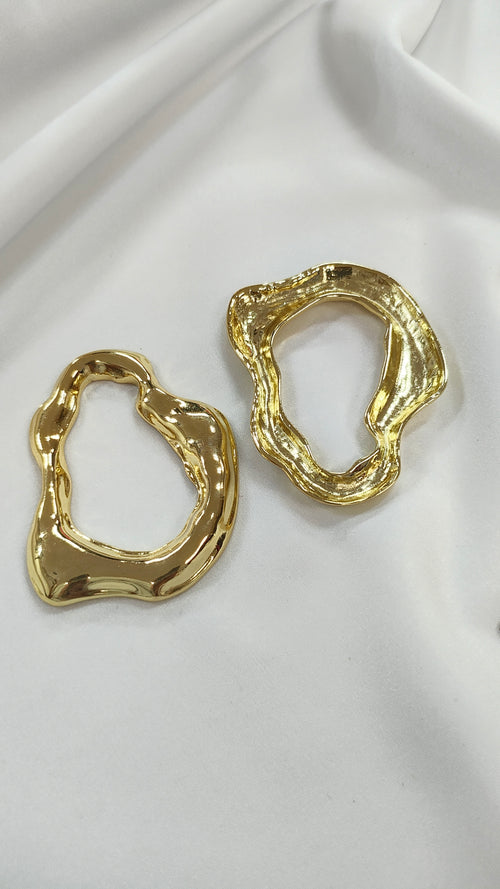 Adorno metalico ondulado dorado