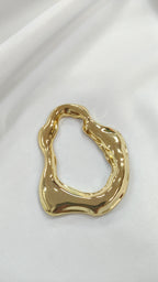 Adorno metalico ondulado dorado