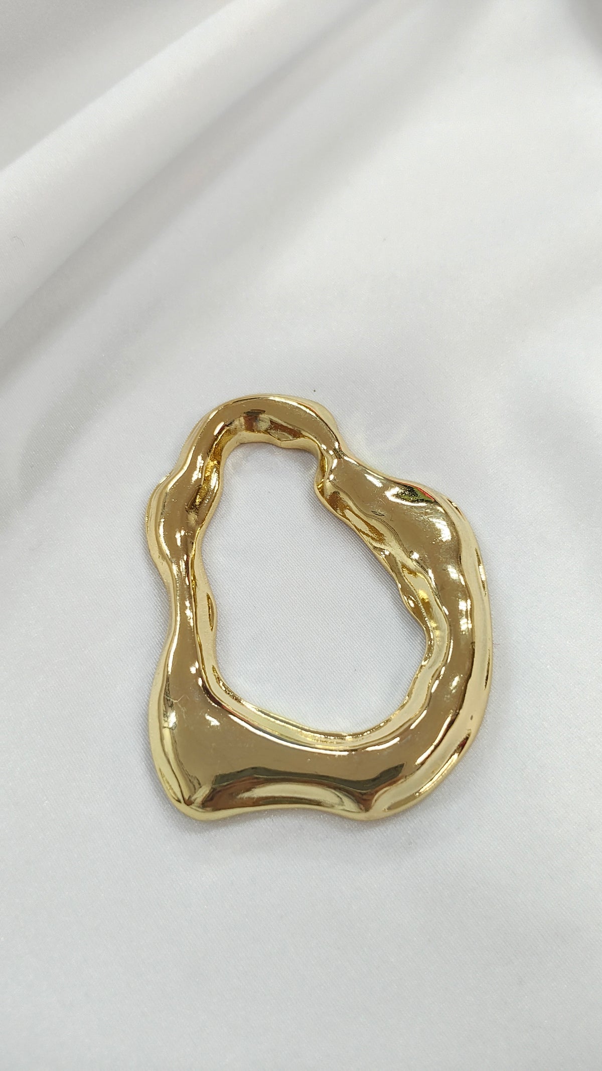 Adorno metalico ondulado dorado