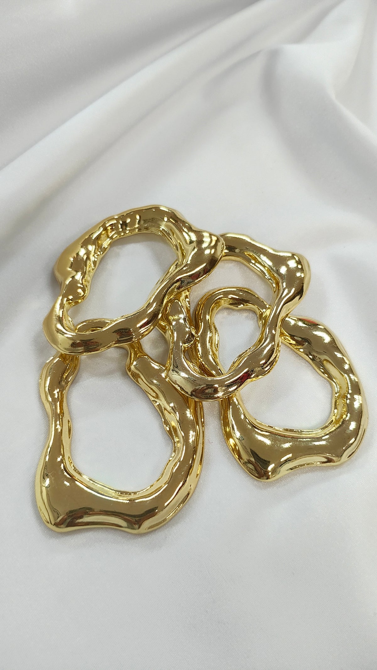Adorno metalico ondulado dorado