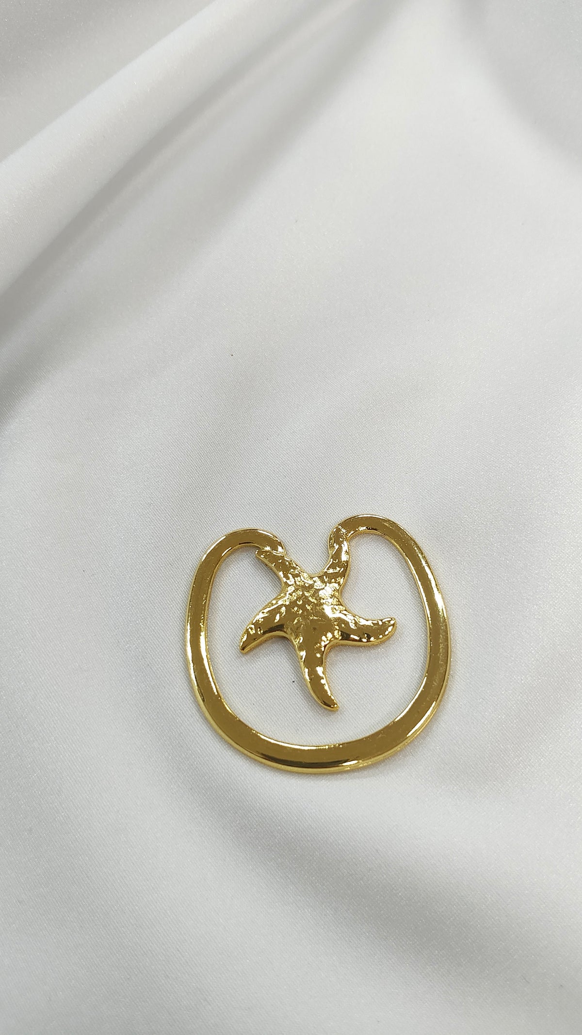 Adorno metalico estrella de mar dorado