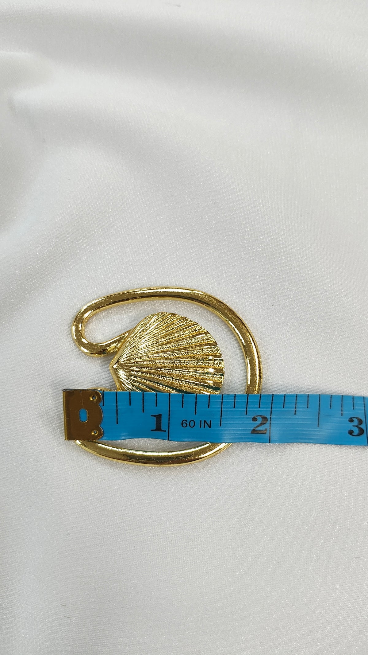 Adorno metalico seashell dorado