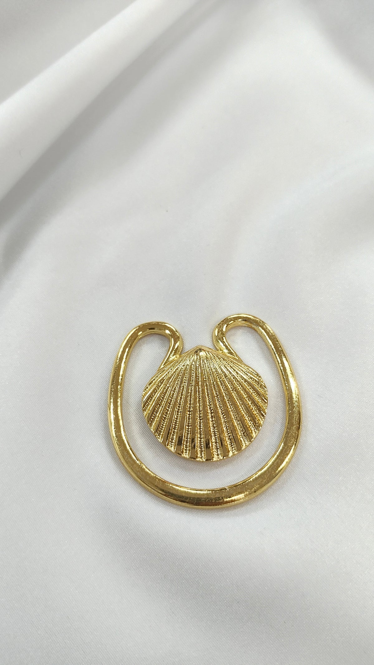 Adorno metalico seashell dorado
