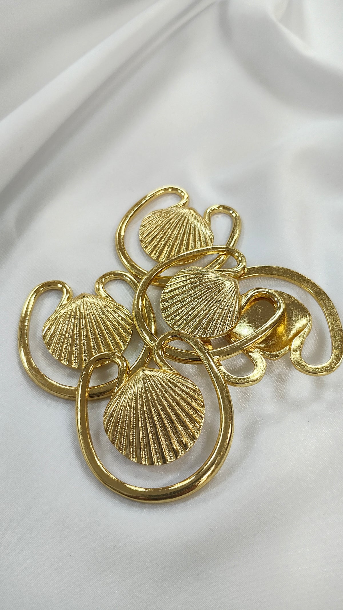 Adorno metalico seashell dorado