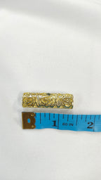 Pasador metalico floral dorado