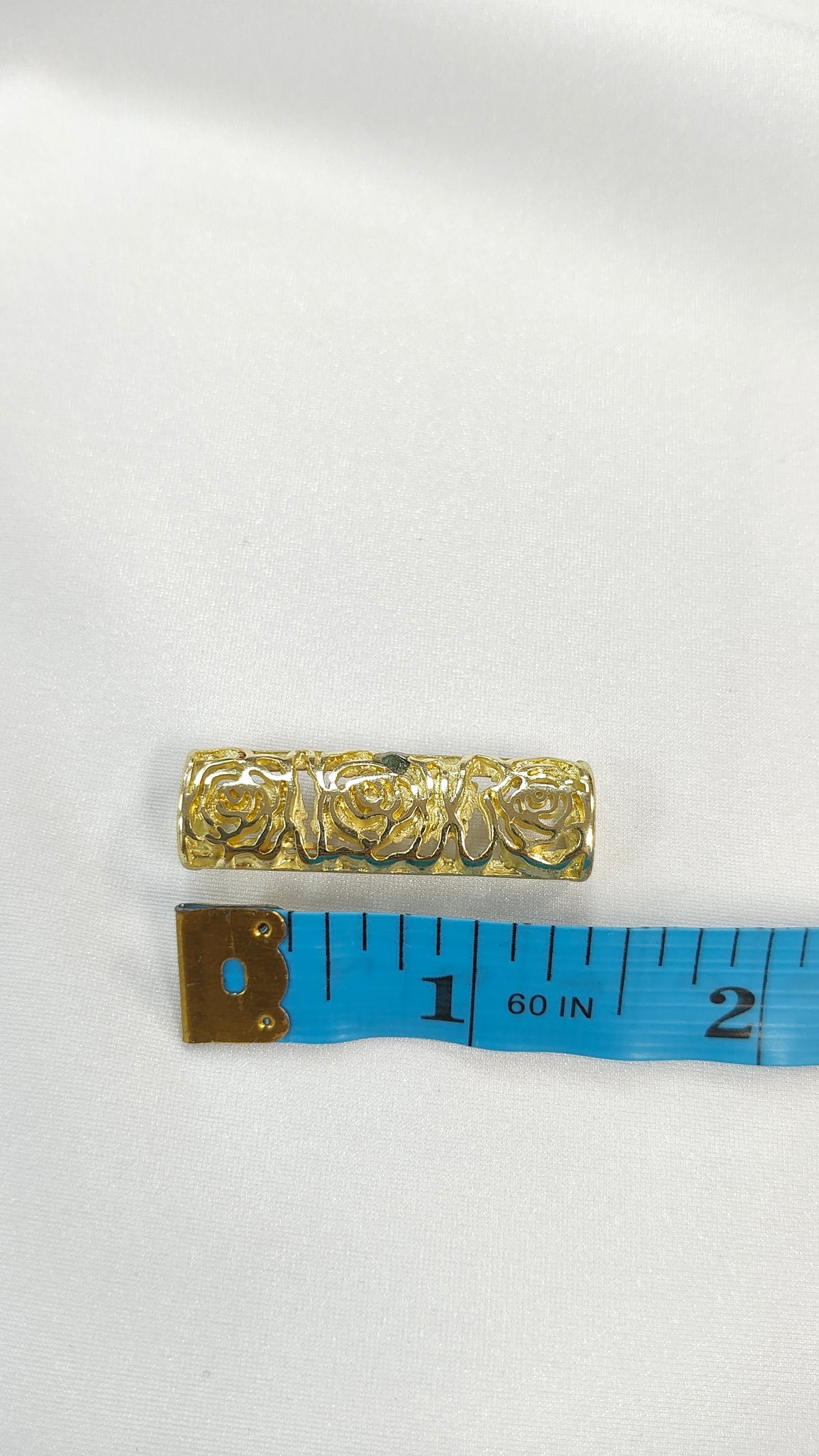 Pasador metalico floral dorado