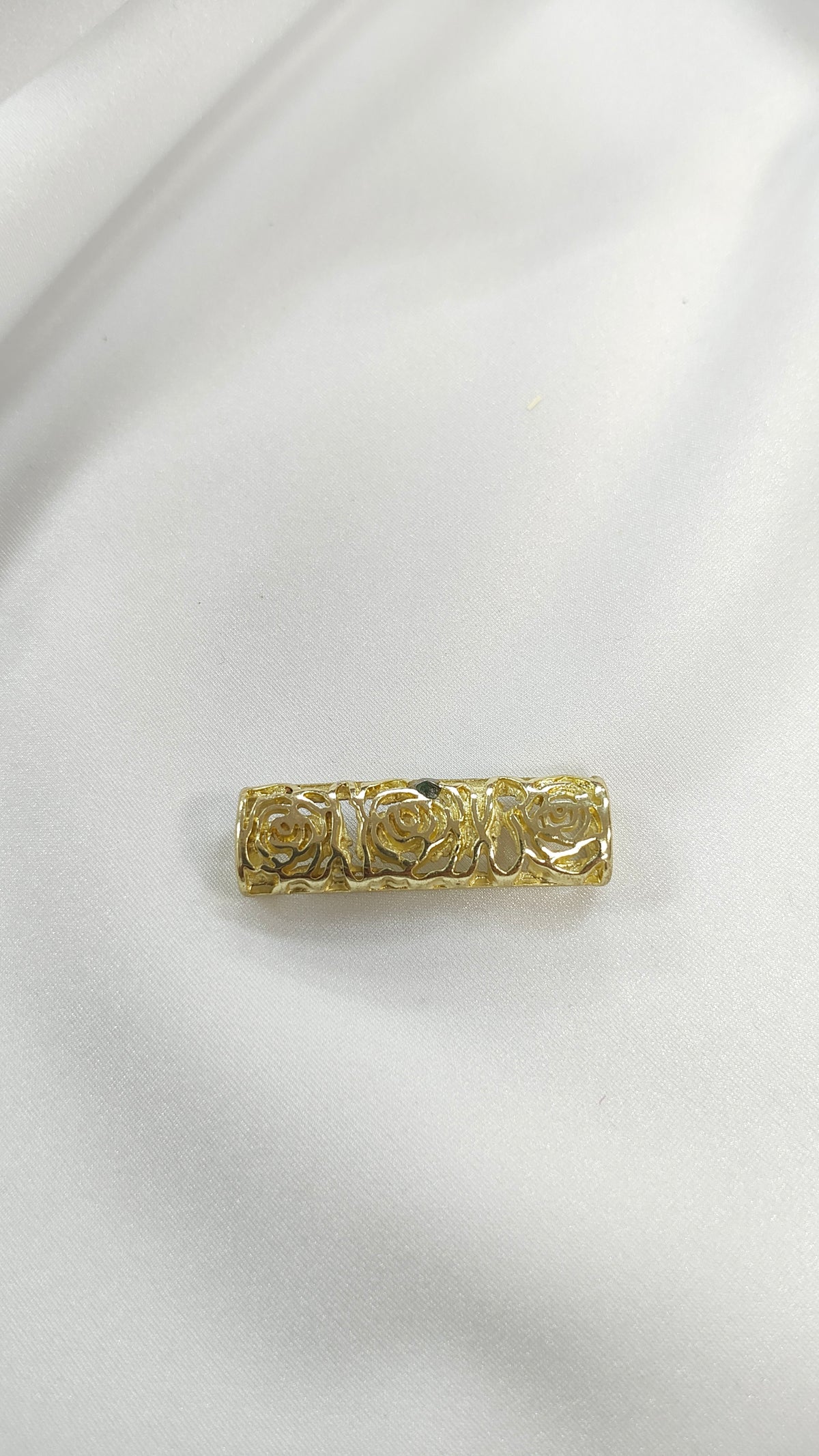 Pasador metalico floral dorado