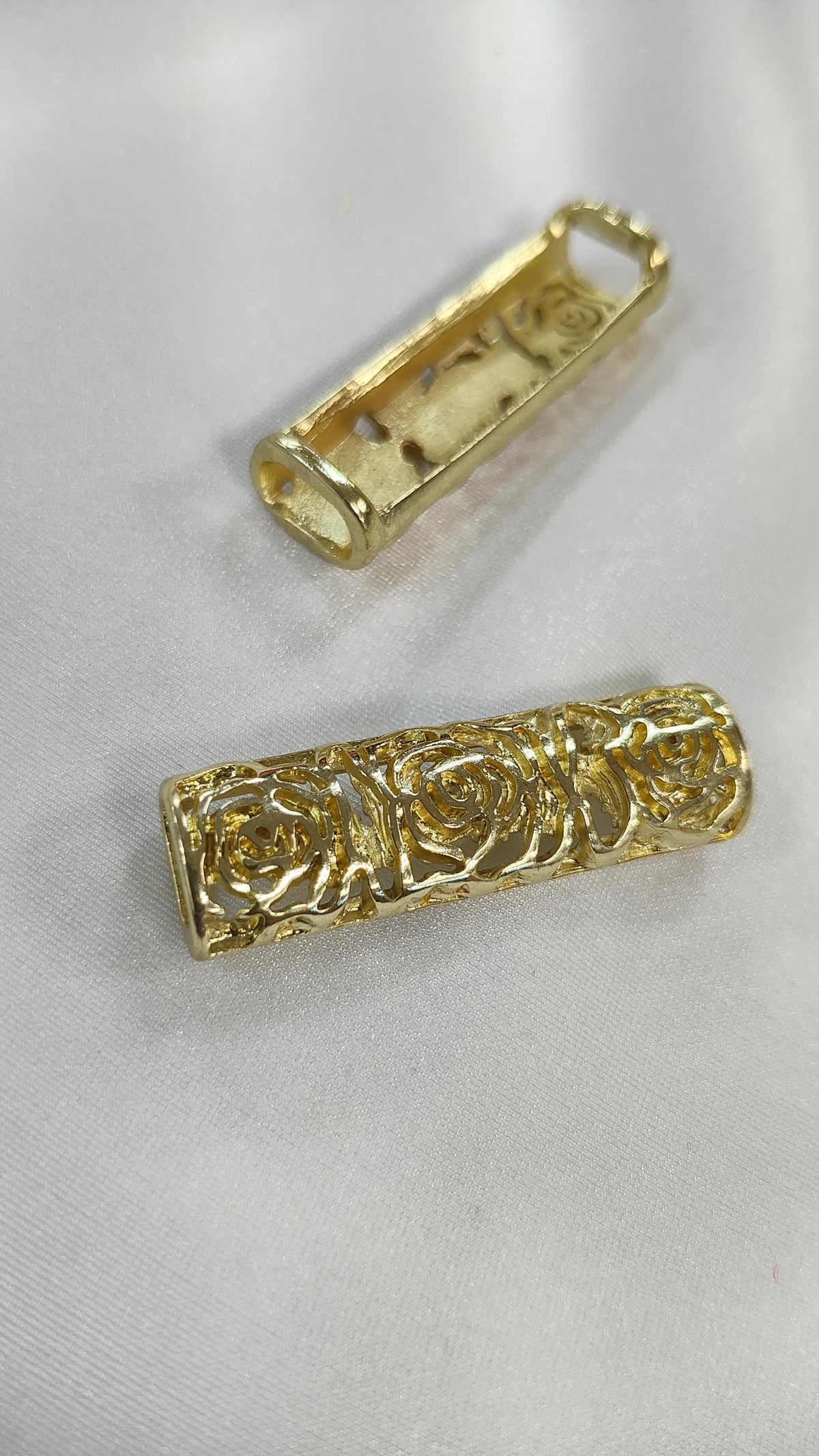 Pasador metalico floral dorado