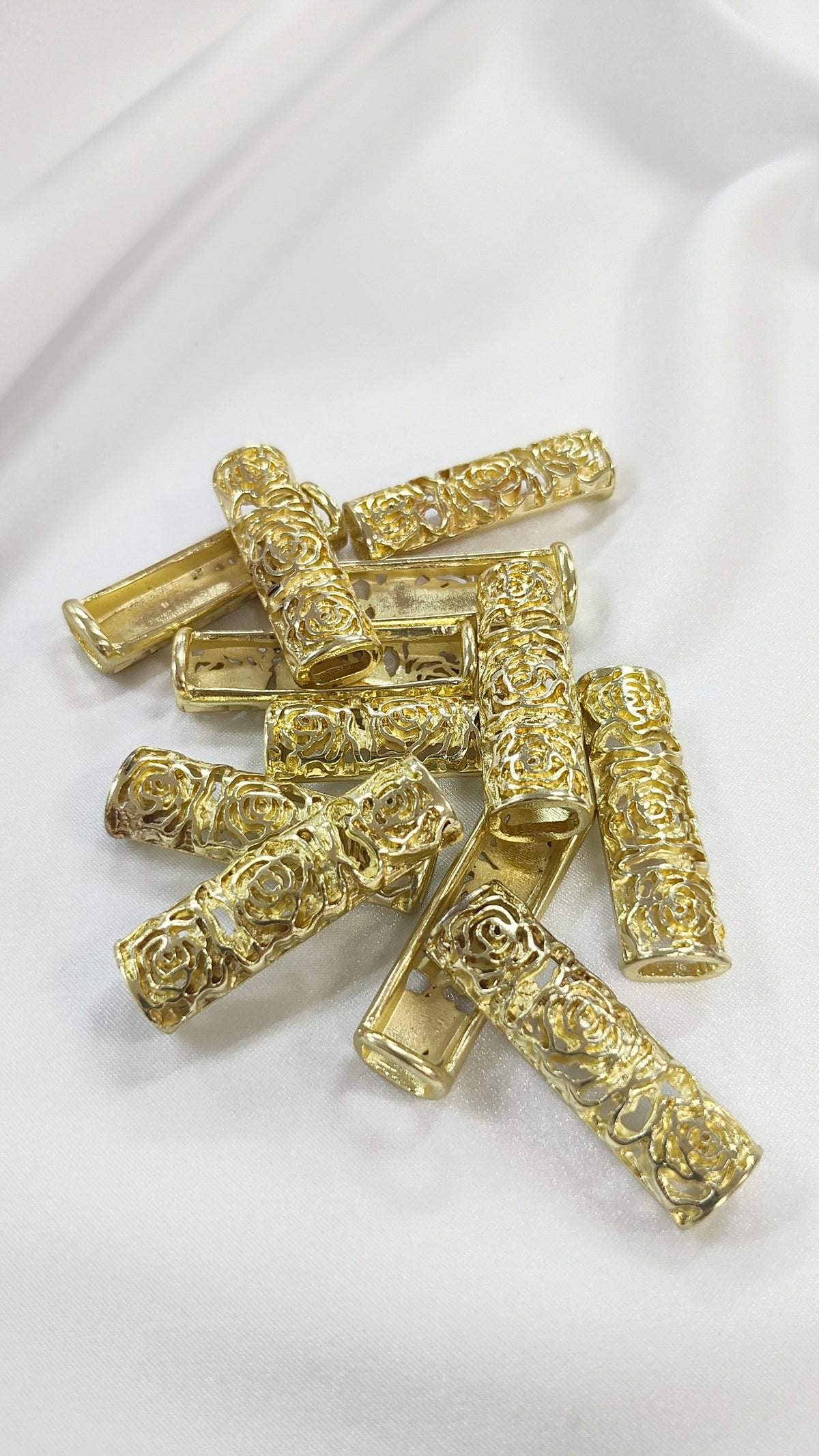 Pasador metalico floral dorado