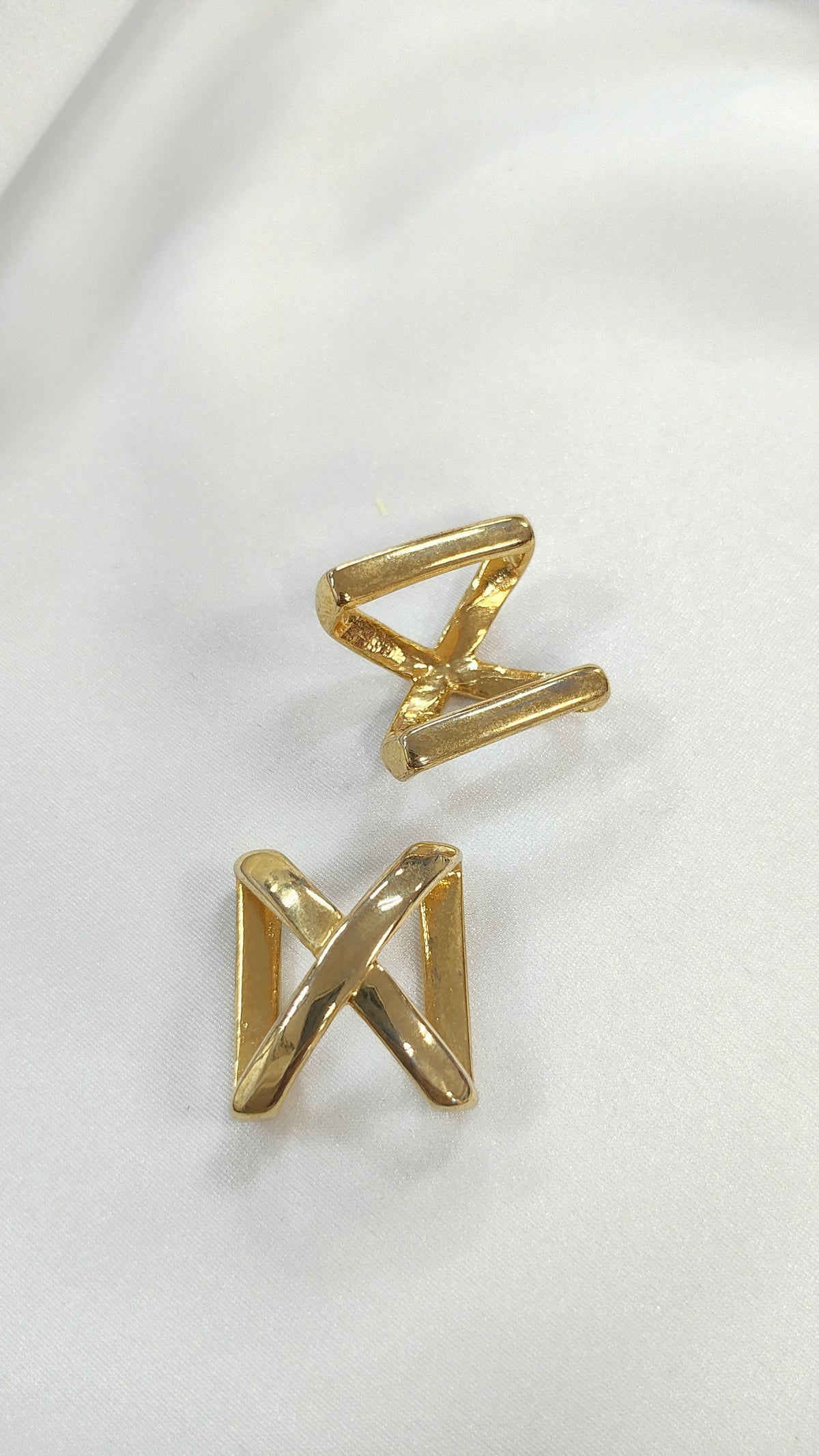 Pasador metalico en X dorado