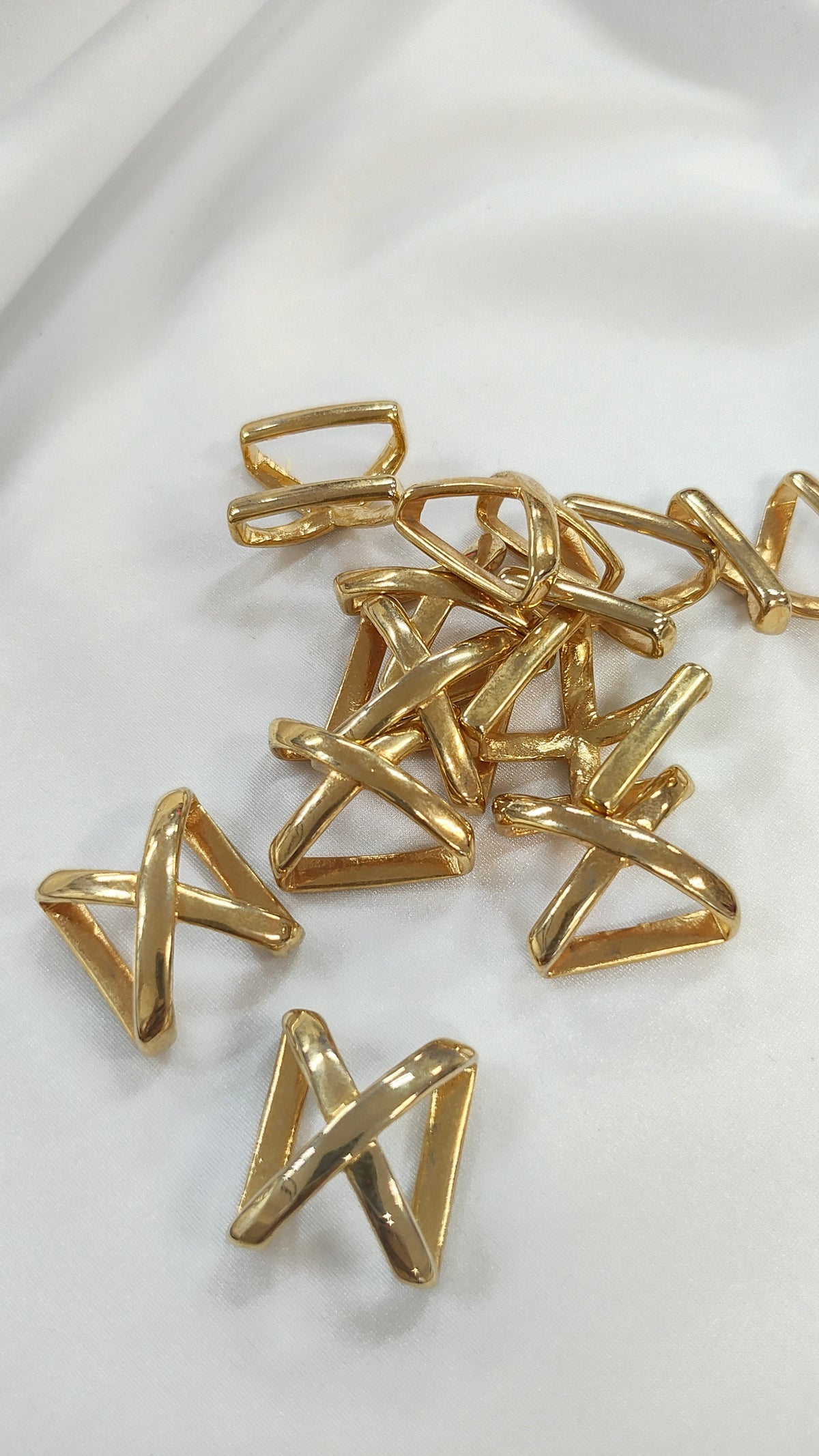 Pasador metalico en X dorado