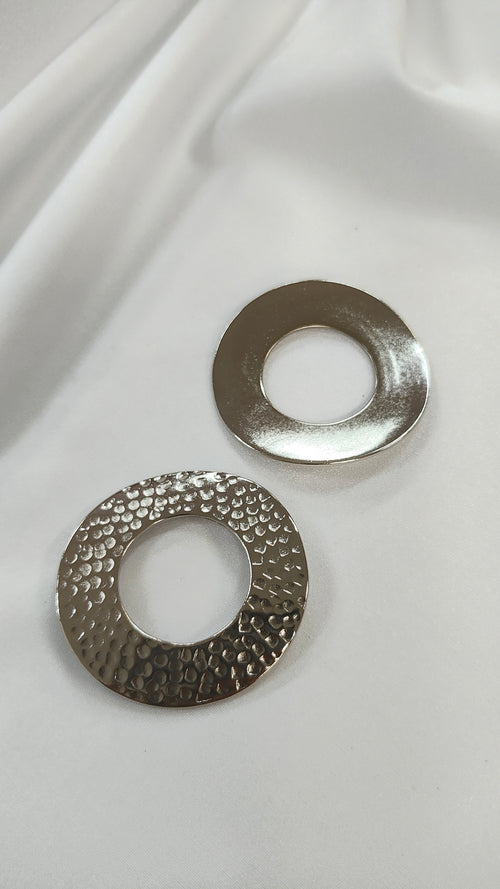 Argolla metalica martillada plateada