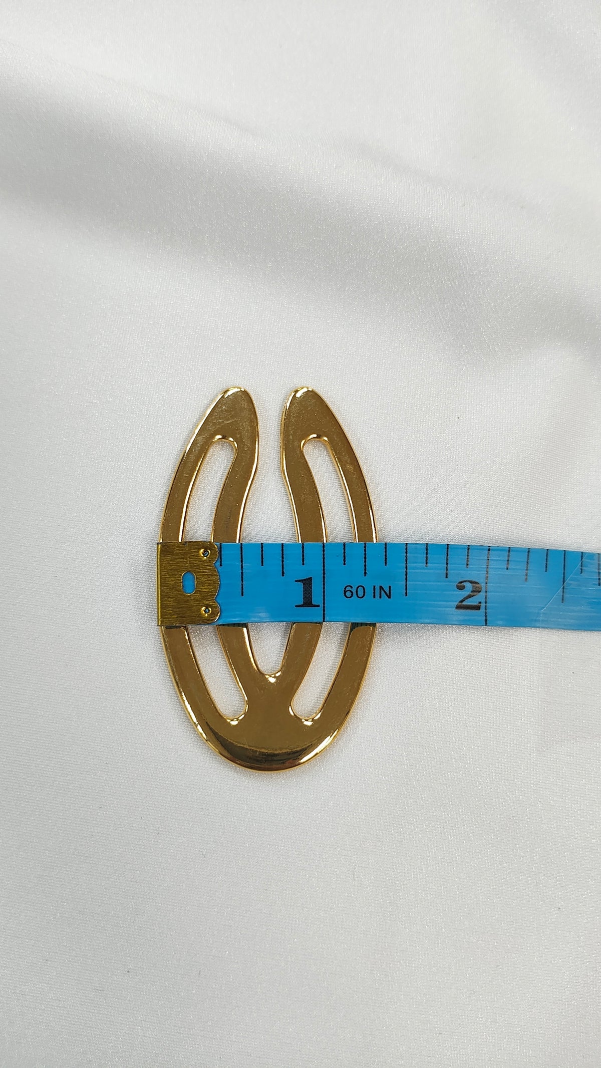 Adorno metalico ovalo dorado