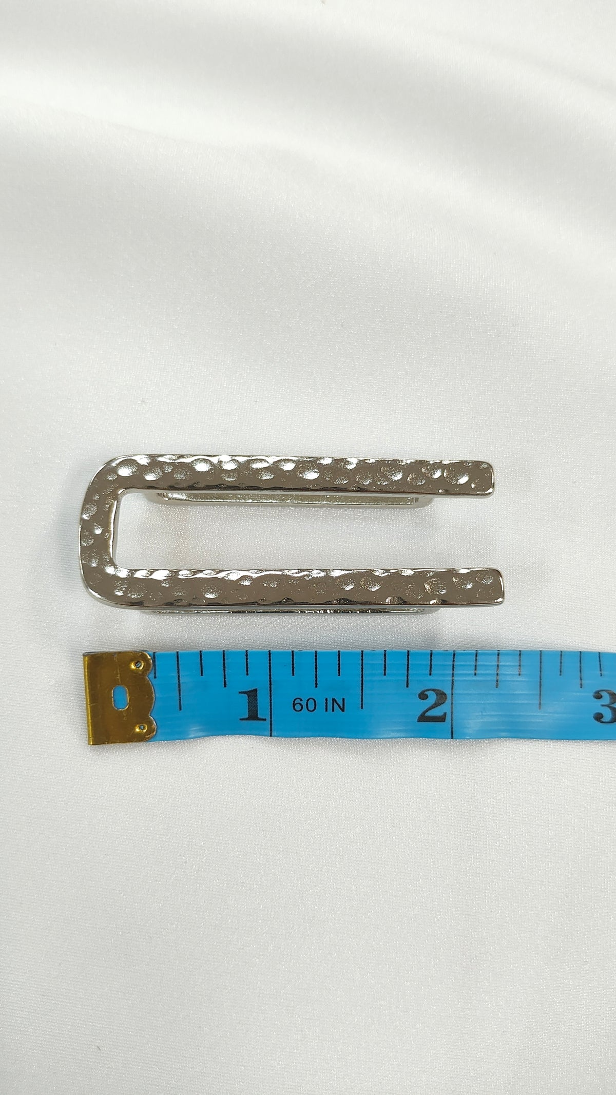 Pasador metalico martillado plateado