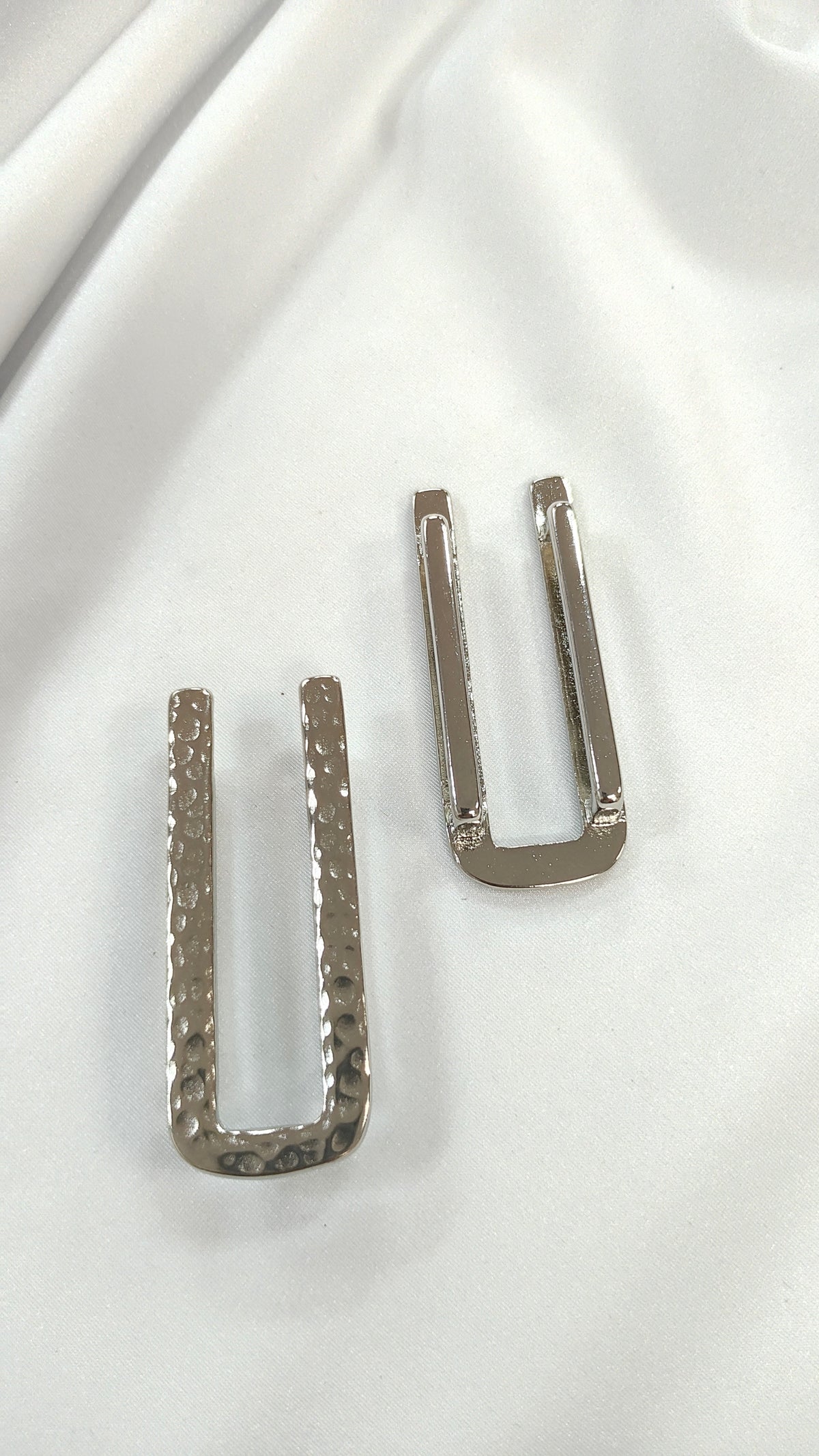 Pasador metalico martillado plateado
